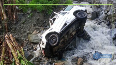 पोखराबाट बेनी आइरहेको गाडी बाढीले बगायो